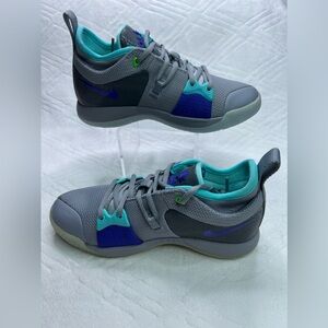 18: Nike Kids PG2
Pure Platinum/ Neo Turquoise
4.5Y